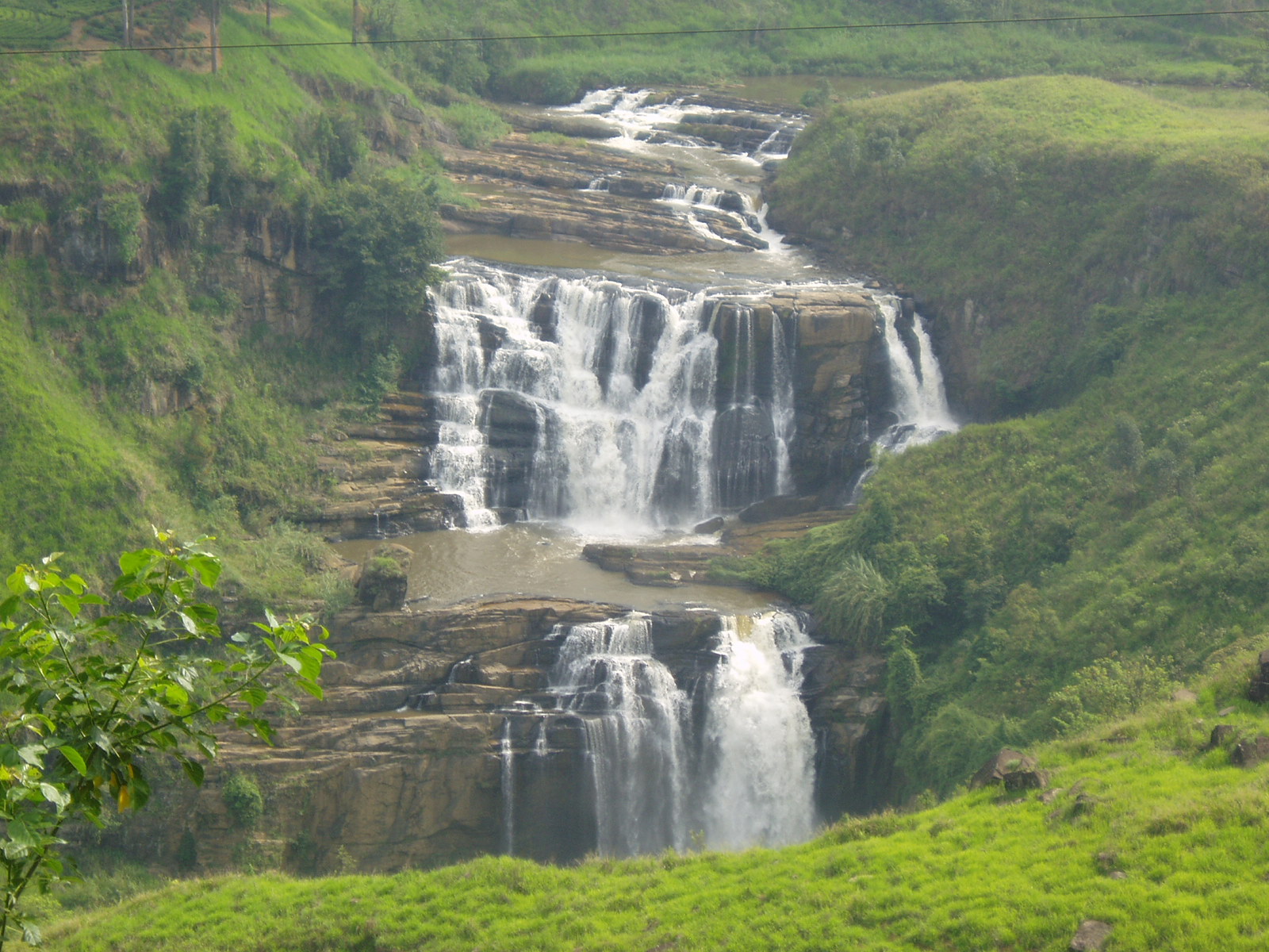 Элия шри. Нувара Элия водопады. Город Нувара Элия водопады. St Clairs Falls Шри-Ланка. Водопад фата невесты Шри-Ланка.